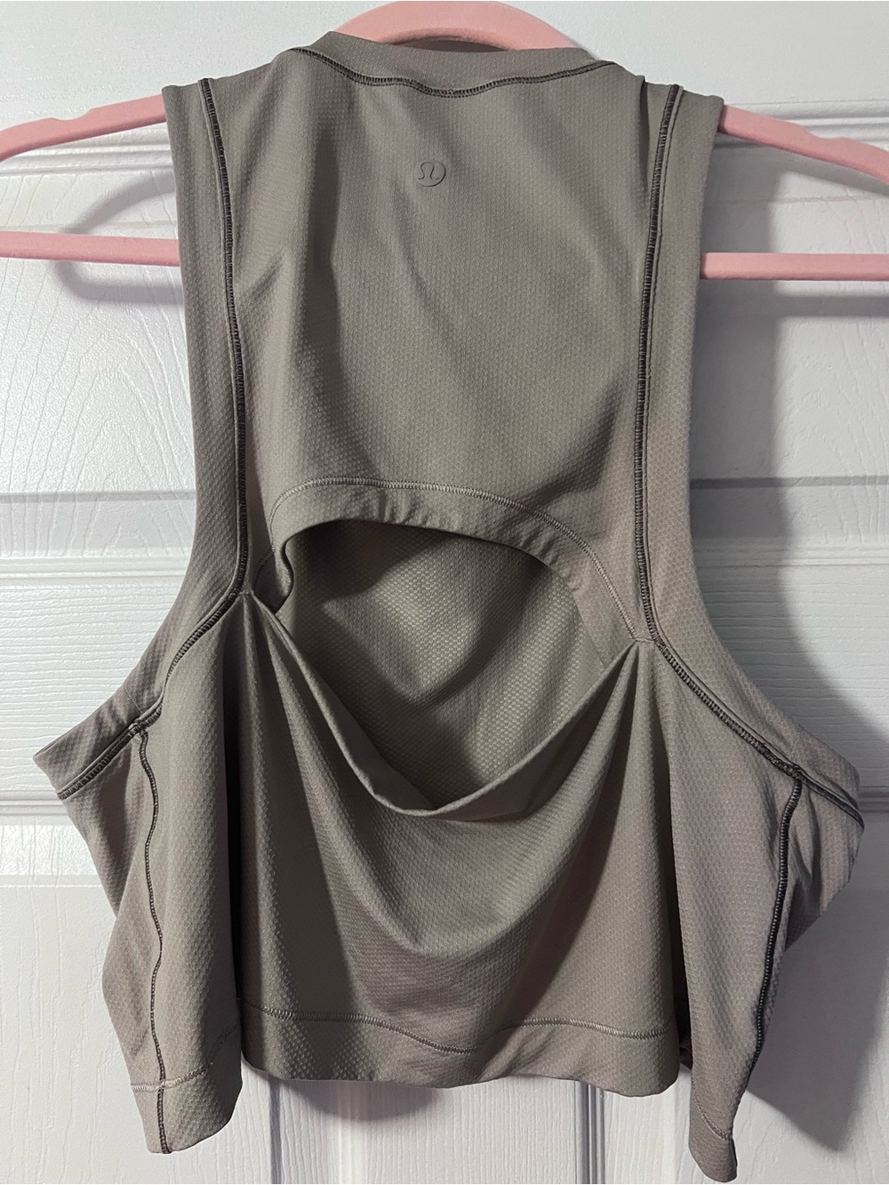 #558 Lululemon Open-Back Cropped Training Tank Mauve Grey Shadow Grey EUC Sz 12 - Picture 2 of 2